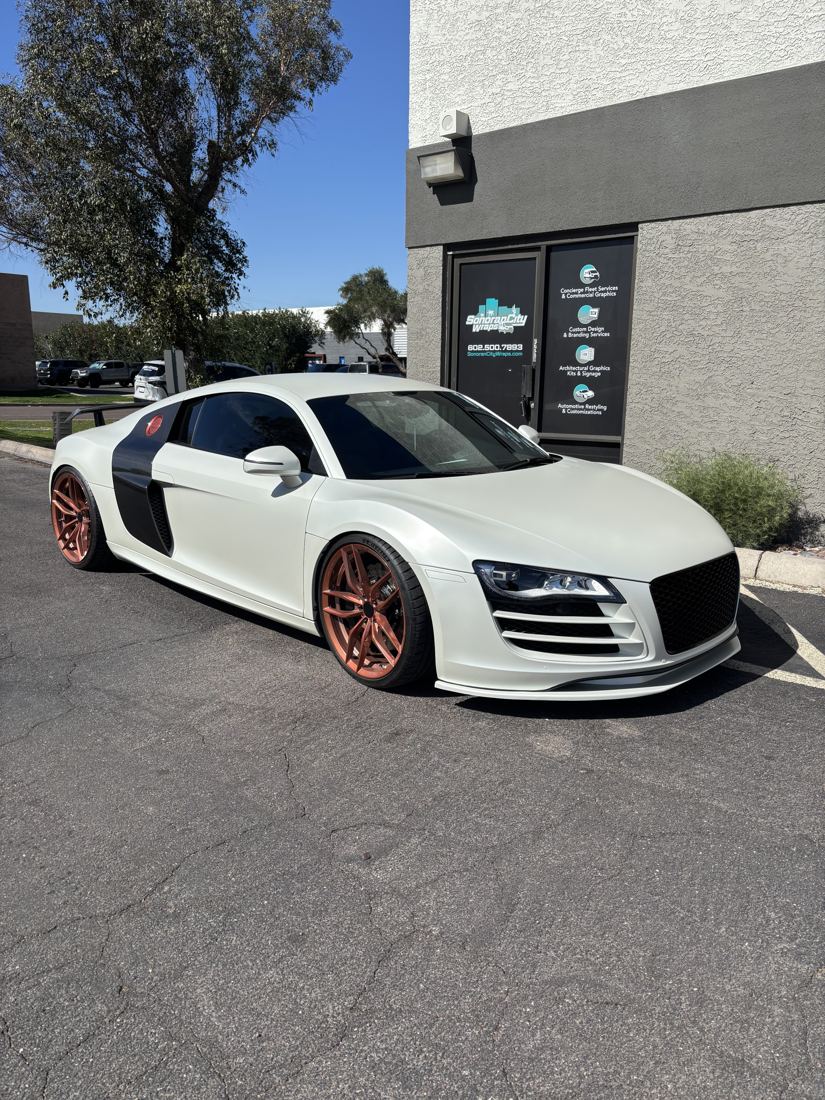 Audi R8, Side blades and accents