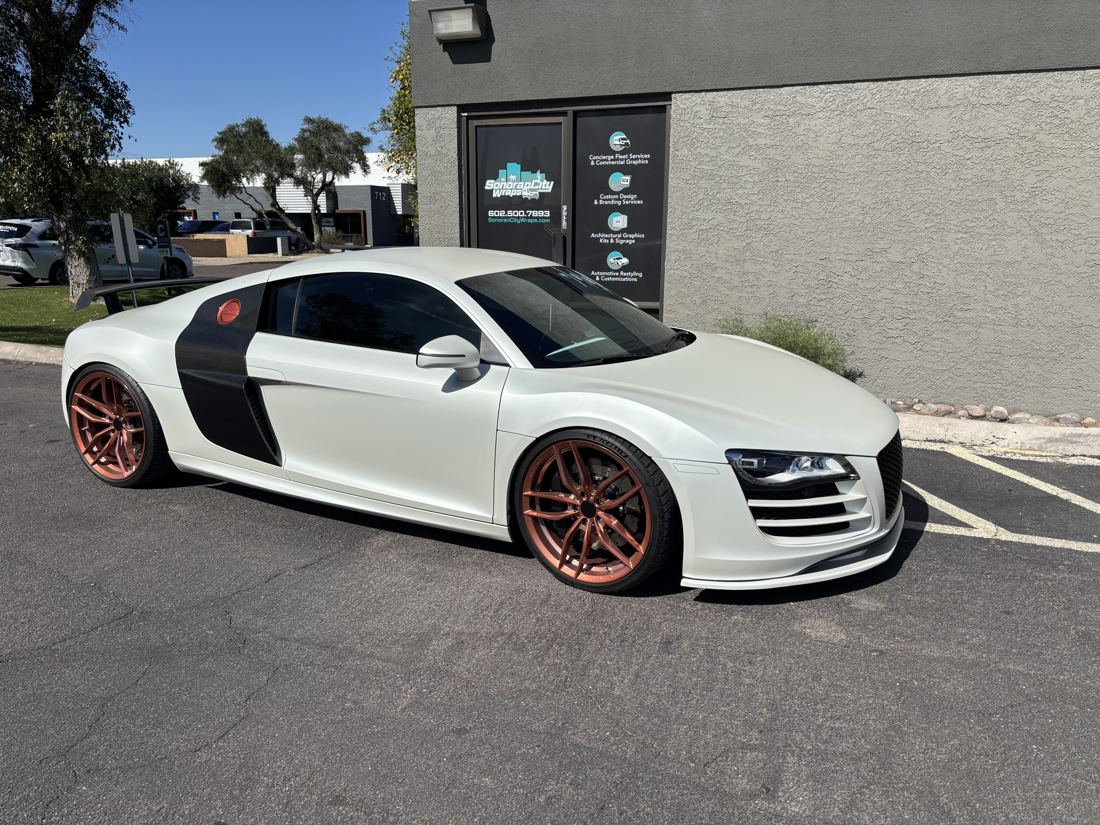 Audi R8, Side blades and accents